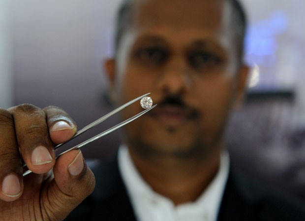 Joalheiro exibe diamante falso que havia sido engolido por ladrão chinês. (Foto: Ishara S.Kodikara/AFP)