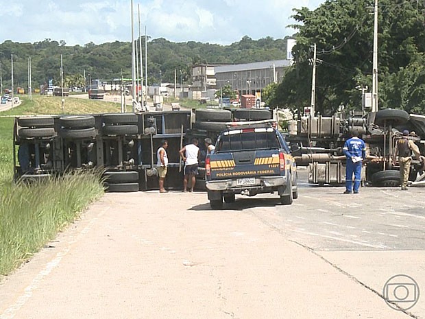 Acidente com carreta na BR-101, no Recife (Foto: Reprodução / TV Globo)