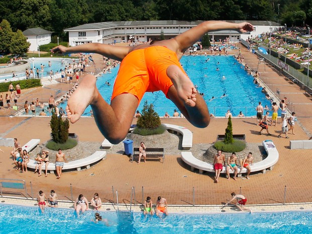 Um garoto salta de uma plataforma de 7,5 metros em uma piscina em Frankfurt, na Alemanha. A onda de calor em toda a Alemanha atingir o pico no sbado (4), com temperaturas em torno de 40C (Foto: Michael Probst/AP)
