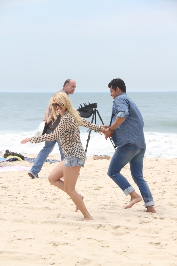 Antônia Fontenelle grava clipe na praia (Foto: Thiago Mattos / AgNews)