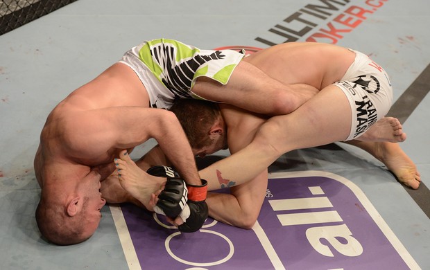 UFC 157 - Chave de joelho de Kenny Robertson em Brock Jardine (Foto: Getty Images)