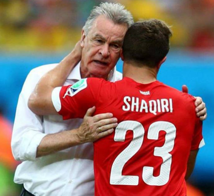 Shaqiri abraça Ottmar na partida contra a Argentina (Foto: Reprodução )