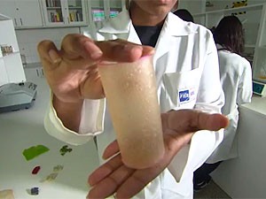 Jovens baianas criam plástico de origem biológica a base de mandioca (Foto: Reprodução/TV Bahia)