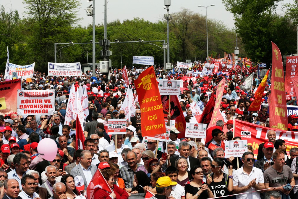 Manifestantes protestam em marcha do Dia do Trabalhador em Ancara, na Turquia, nesta segunda-feira, dia do 1º de maio de 2017; ativistas pediram aumento salarial e melhores condições de trabalho (Foto: Burhan Ozbilici/AP)