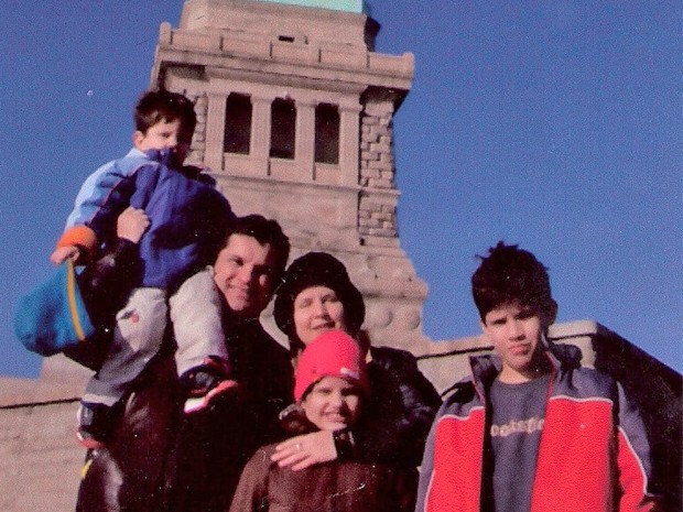 O juiz Edilson Enedino Chagas, junto com a mulher e os filhos em viagem aos EUA (Foto: Edilson Chagas/Arquivo Pessoal)