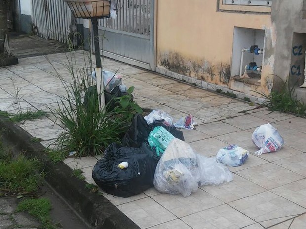 Lixo acumula nas ruas do bairro Vila Romar (Foto: G1)