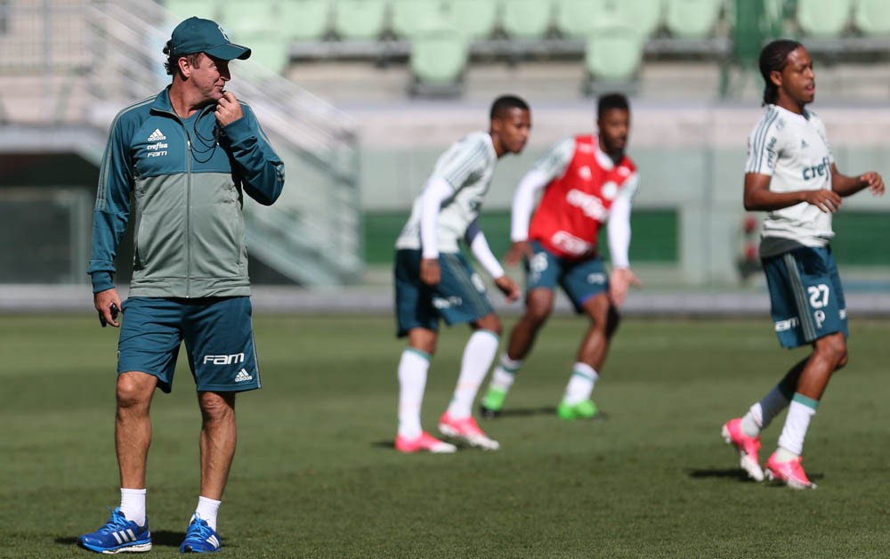 Com Cuca como juiz, Palmeiras faz treino recreativo na véspera de estreia