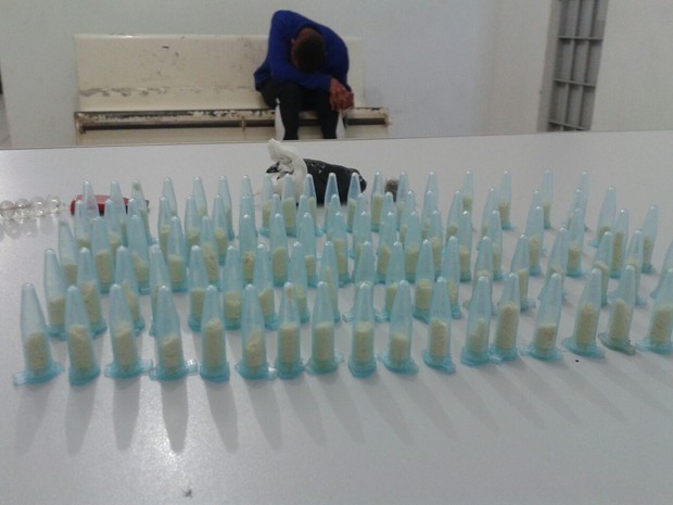 Adolescente autor do crime foi detido com entorpecentes em Marília (Foto: Polícia Militar/Divulgação)