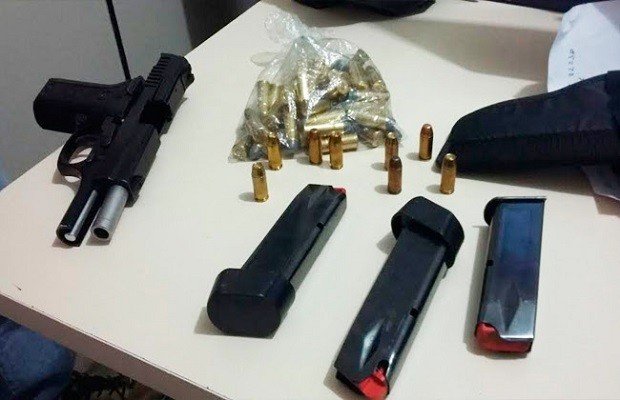 Suspeito estava em posse de armas, equipamentos bélicos e munições (Foto: Divulgação/PC)
