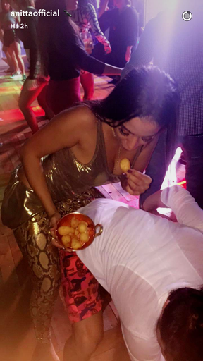 Anitta come salgadinhos  (Foto: Snapchat / Reprodução)