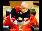 Josh Duhamel posta foto do filho brincando em carrinho de Fórmula 1