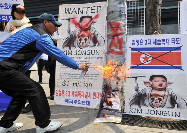 Ativista sul-coreano queima caricatura do ditador norte-coreano, Kim Jong-un (Foto: Jung Yeon-je/AFP)