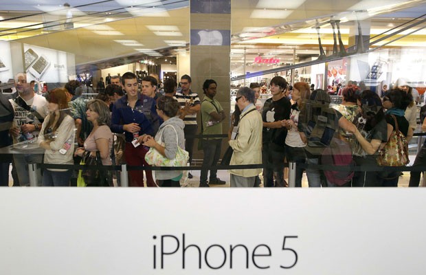 Fãs formam fila em frente à loja da Apple em Roma, na Itália, para adquirir o novo iPhone, que chegou também nesta sexta-feira (28) na Áustria, Bélgica, República Checa, Dinamarca, Estónia, Finlândia, Hungria, Irlanda, Liechtenstein, Lituânia, Luxemburgo, (Foto: Tony Gentile/Reuters) Fãs formam fila em frente à loja da Apple em Roma, na Itália, para adquirir o novo iPhone, que chegou também nesta sexta-feira (28) na Áustria, Bélgica, República Checa, Dinamarca, Estónia, Finlândia, Hungria, Irlanda, Liechtenstein, Lituânia, Luxemburgo, (Foto: Tony Gentile/Reuters)