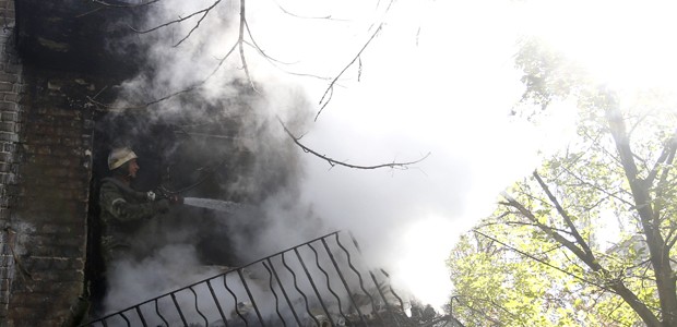 Prédio é incendiado após bombardeios em Donetsk, nesta quarta (17) (Foto: Darko Vojinovic/AP)