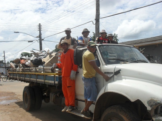 Suposto caminhão da Prefeitura de Anori que despejaria o lixo de forma irregular (Foto: Marinaldo Matos / TV Amazonas)