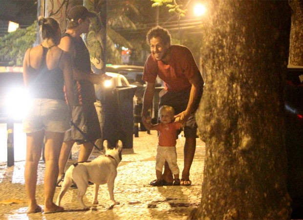 Guga Coelho ajuda a filha, Bruna Luz, a dar alguns passinhos em calçada na Barra da Tijuca (Foto: Delson Silva / AgNews) Guga Coelho ajuda a filha, Bruna Luz, a dar alguns passinhos em calçada na Barra da Tijuca (Foto: Delson Silva / AgNews)