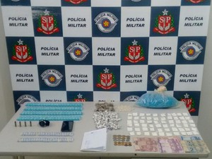 Cinco homens são detidos com 599 porções de drogas em Caraguá (Foto: Divulgação/Polícia Militar)