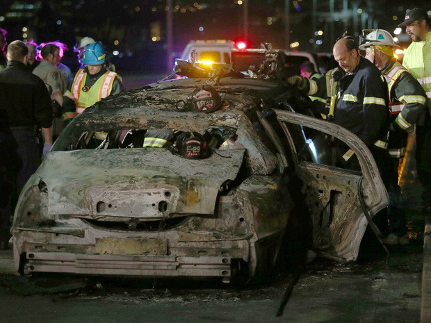 Carro que seguia para uma festa de casamento na Califórnia pegou fogo na noite de sábado (4). A noiva e quatro amigos morreram queimados no acidente (Foto: AP/Oakland Tribune-Bay Area News Group, Jane Tyska)