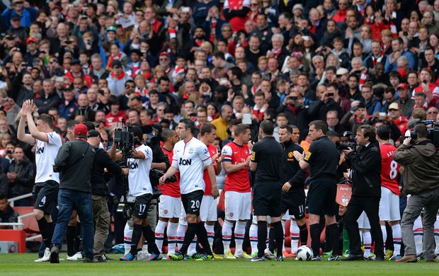 Jogadores do Arsenal no guard of honor Van Persie manchester united (Foto: Agência Getty Images)