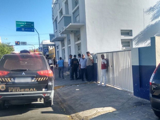 Polícia Federal cumpre mandados da operação Veiculação na prefeitura de Patos, no Sertão paraibano (Foto: Rafaela Gomes/TV Paraíba)