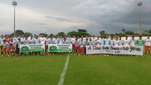Jogadores prestam homenagem a Chapecoense (Foto: Rafael Chaves/TV Anhanguera)