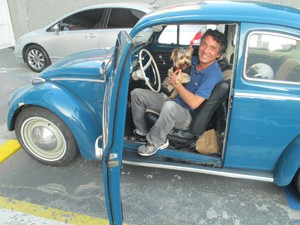 O morador Wilson Furukawa com o cachorro Jack (Foto: Márcio Pinho/G1)