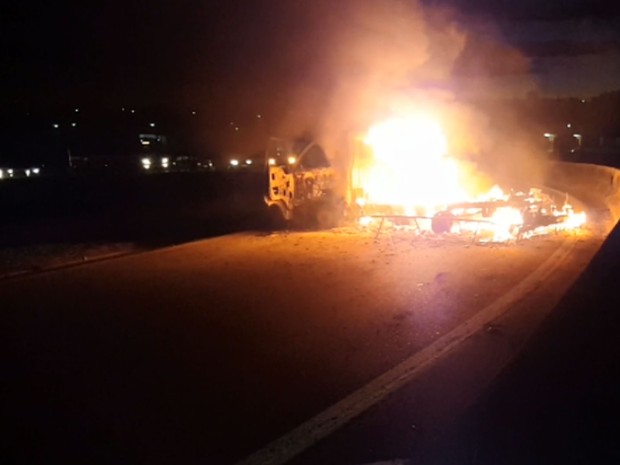 Caminhão incendiado na alça de acesso para a Rodovia Anhanguera (Foto: Reprodução EPTV)