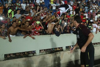 Ceni autografa camisas de torcedores do São Paulo (Foto: Rubens Chiri / saopaulofc.net)