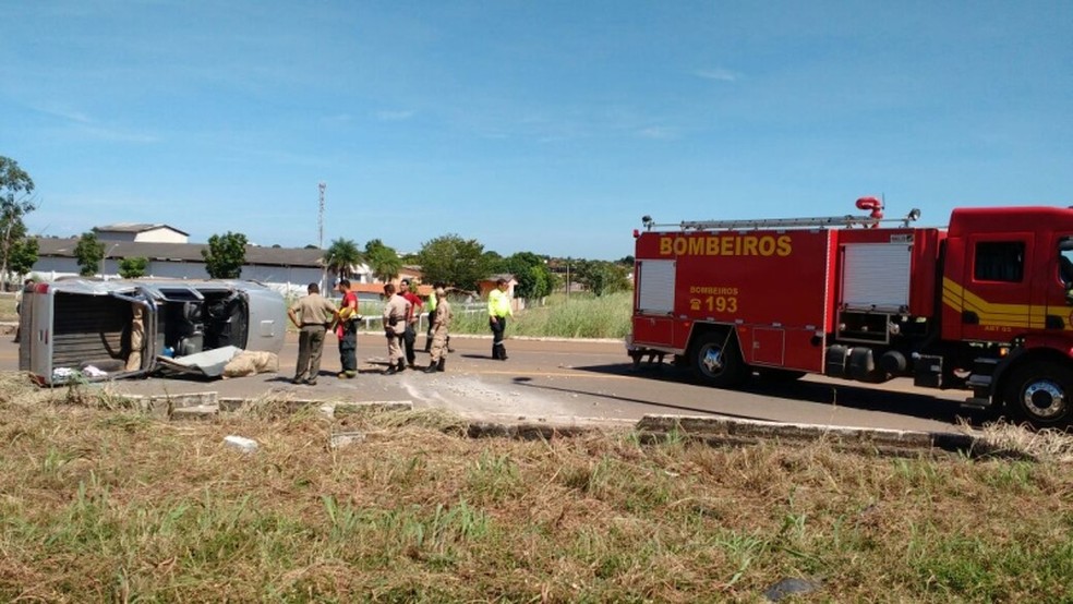 condutora perdeu o controle do veículo e atrevessou canteiro (Foto: Corpo de Bombeiros/Divulgação)