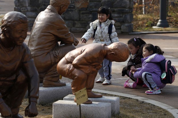 Parque rene vrias esttuas que mostram adultos e crianas defecando. (Foto: Kim Hong-ji/Reuters)