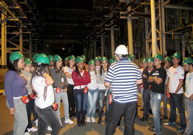 Alunos do curso de Operação de Processos Químicos visitam indústria em Cubatão, SP. (Foto: Anna Gabriela Ribeiro/G1)