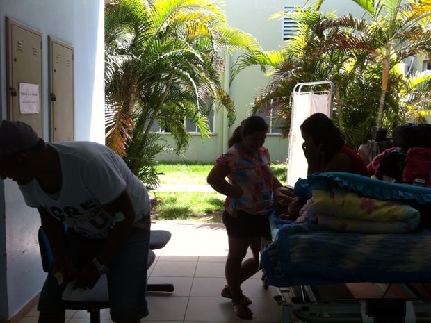 Pacientes são acomodados em macas espalhadas pelos corredores do hospital (Foto: Leilianne Figueiredo/ Arquivi pessoal)