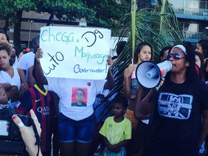 Com megafone, moradora da comunidade disse que o protesto era contra a violência policial (Foto: Daniel Silveira / G1)