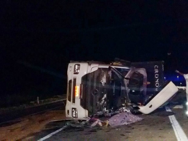 Motorista de carreta morreu em acidente no fim da noite de quarta-feira (21), na BR-040, em Levy Gasparian (Foto: Corpo de Bombeiros/Divulgação) Motorista de carreta morreu em acidente no fim da noite de quarta-feira (21), na BR-040, em Levy Gasparian (Foto: Corpo de Bombeiros/Divulgação)