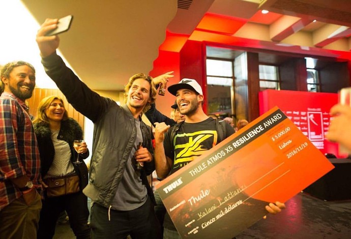 Portugu&ecirc;s Nic Von Rupp e o brasileiro Kalani Lattanzi ap&oacute;s a premia&ccedil;&atilde;o em Nazar&eacute;, Portugal (Foto: Red Charges)