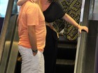 Grávida, Bruna di Túlio troca beijos com o marido em shopping no Rio