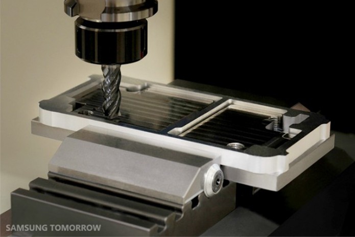 Peça de metal é prensada e moldada em máquina de alta precisão (Foto: Divulgação/Samsung)