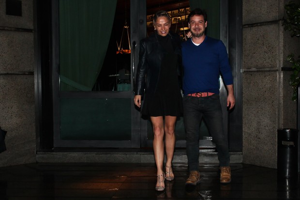 Adriane Galisteu janta com o marido, Alexandre Iódice (Foto: Manuela Scarpa/Foto Rio News)