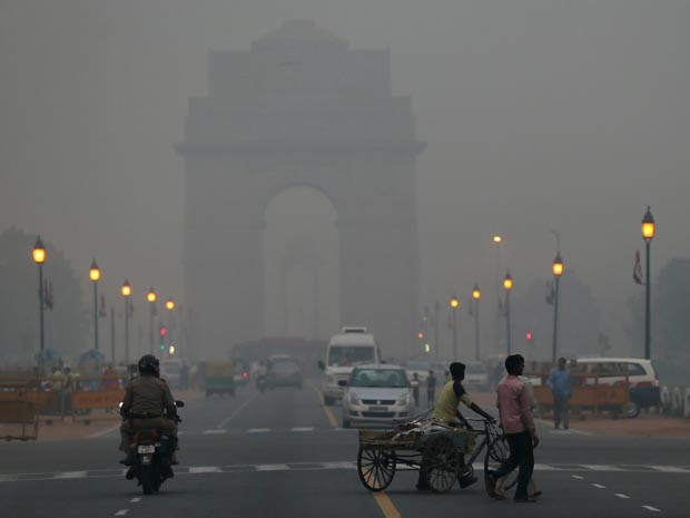 A Porta da Índia, cartão-postal de Nova Délhi, ficou encoberta na terça-feira (6) (Foto: AP Photo/ Manish Swarup)