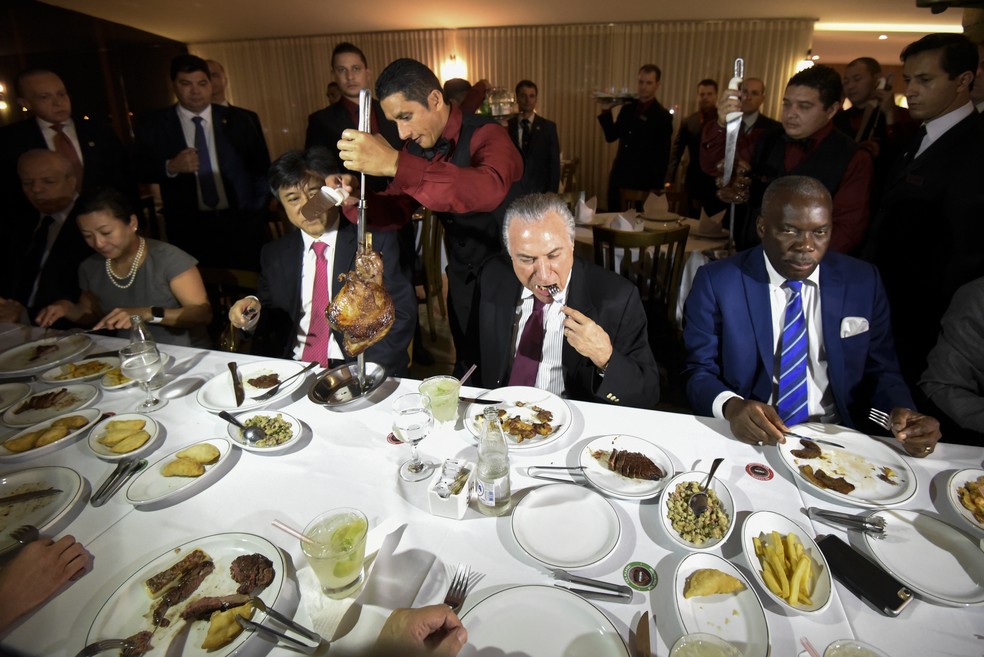 O presidente Michel Temer come carne na churrascaria Steak Bull, em Brasília, para onde foi com embaixadores de 27 países, que compram carne do Brasil e representantes de frigoríficos em Brasília (Foto: Mateus Bonomi/Agif/Estadão Conteúdo)