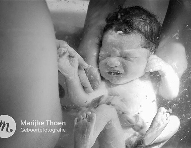 Close do menino segundos depois do nascimento (Foto:  @marijkethoen_birthphotography)