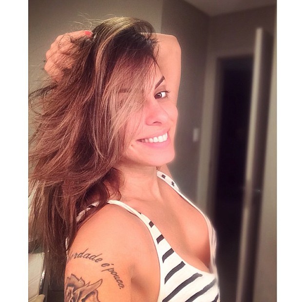 Alinne Rosa posa sem sutiã (Foto: Instagram/ Reprodução)