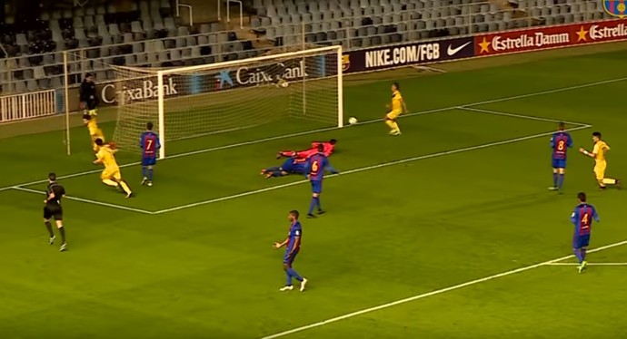 De lado para o lance do primeiro gol sofrido pelo Barcelona, Marlon abre os braços e lamenta (Foto: Reprodução de vídeo)