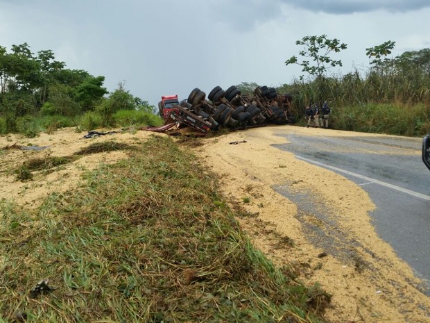 G Caminh O De Soja Tomba E Interdita Br Por Cerca De Horas Em