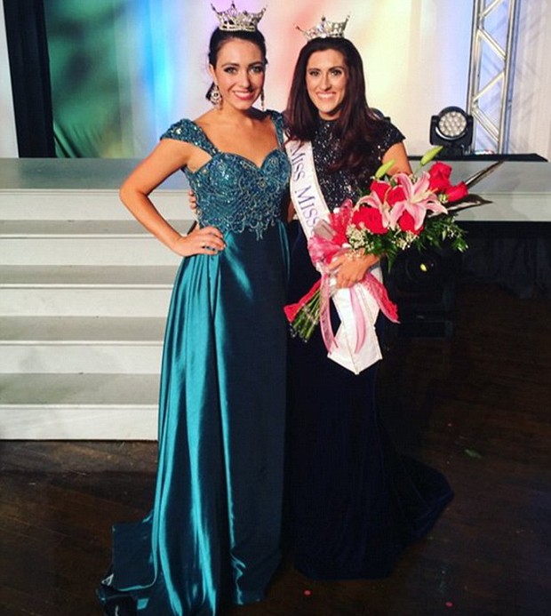 Erin O'Flaherty (dir) recebe faixa de McKensie Garber, eleita Miss Missouri em 2015 (Foto: Reprodução/Twitter)