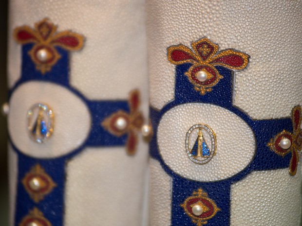 Detalhes da joia que estampa Nossa Senhora Aparecida nas botas de couro de arraia (Foto: Érico Andrade/G1) Detalhes da joia que estampa Nossa Senhora Aparecida nas botas de couro de arraia (Foto: Érico Andrade/G1)