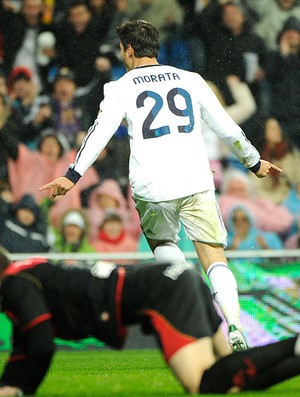 Alvaro Morata comemora gol do Real Madrid contra o Rayo Vallecano (Foto: AFP)