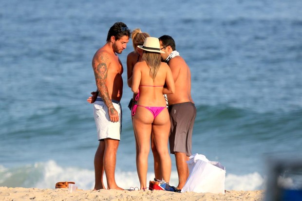 Beto Gatti e amigos na praia do Leblon, RJ (Foto: Andre Freitas / AgNews)