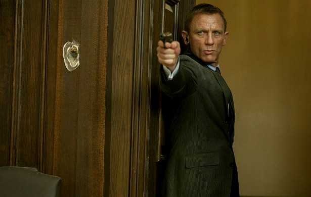 Daniel Craig, o atual James Bond (até que Paul Cusack estreie no papel), não usa dublês quando grava na pele do agente 007. (Foto: Reprodução)