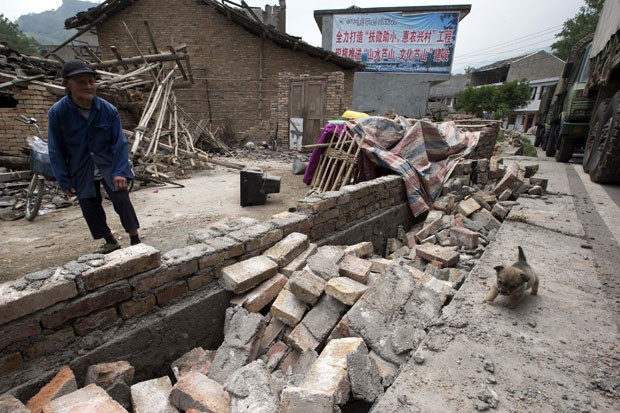 Terremoto deixou pelo menos 203 mortos e desaparecidos em Sichuan (Foto: Ng Han Guan/AP)